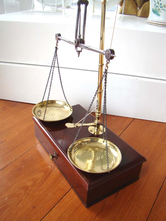 A beautiful 19th century brass mounted Apothecary Scale by W & T Avery, London, circa 1850 — image 3